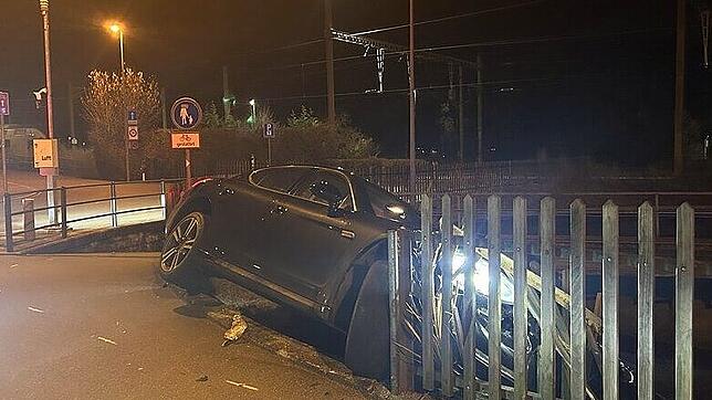 Ein 20-Jähriger hat in Wettingen auf der Flucht vor der Polizei einen Porsche zu Schrott gefahren.
