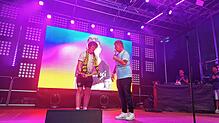 Partyschlagersänger Almklausi überreicht dem Denkinger Spieler Connor Mitchell (links) beim Summerty-Festival eine Torjägerkanone.