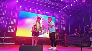 Partyschlagersänger Almklausi überreicht dem Denkinger Spieler Connor Mitchell (links) beim Summerty-Festival eine Torjägerkanone.
