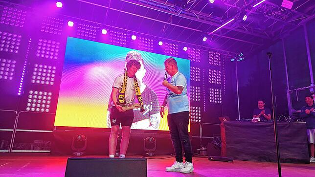 Partyschlagersänger Almklausi überreicht dem Denkinger Spieler Connor Mitchell (links) beim Summerty-Festival eine Torjägerkanone.