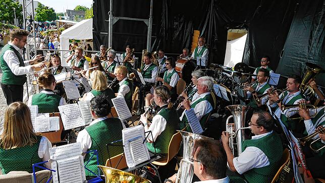 Bild 13: Strahlendes Altweiberwetter beim Albbrucker Dorffest: Tolle Stimmung und buntes Programm