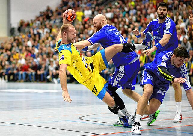 Ein gestandener Zweitligaspieler: Felix Krüger (links) im Dezember 2019 im Spiel gegen den VfL Gummersbach.