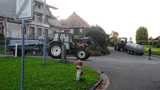 Mehrere Landwirte der Umgebung brachten mit Güllewagen Löschwasser zur Brandstelle.
