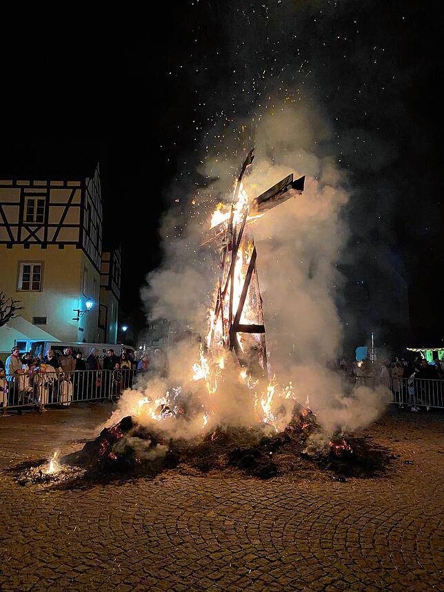 Bild 16: Weiße Narren ziehen durch Stockach: Die schönsten Bilder vom Hemedglonkerumzug und der Verbrennung