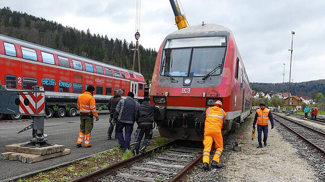 Der Doppelstockmittelwagen steht bereits auf dem Tieflader, während der doppelstöckige Triebwagen für den Transport vorbereitet wird.
