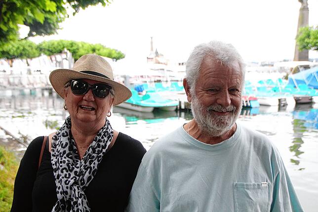 „Wir haben ja Regenschirme“, sagt Australierin Linda Harrell. Sie und ihr Mann John Harell lassen sich vom Wetter den Urlaub nicht ...