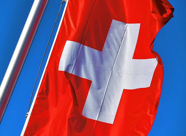 In der Schweiz wird mehr gearbeitet, auch weil es weniger Urlaubstage gibt. Die Produktivität ist höher als in Deutschland.