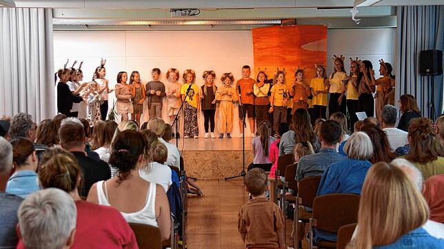 Die Musical-AG der Anne-Frank-Schule Furtwangen führt „Tuishi pamoja“ auf – da können Kinder und Zuschauer noch etwas lernen. Foto: Schule