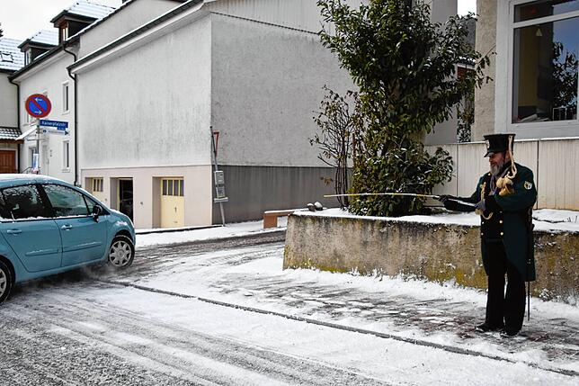 Der Narrebolizei Dave Weimann sorgt am Donnerstagmorgen in der Kaiserpfalzstraße in Bodman dafür, dass alle die Abstände einhalten.