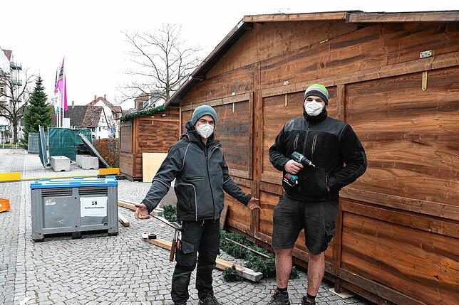 Kein Hüttenzauber! Fritz Renz und Felix Ebner (von links) von der Firma Event Promotion bauen die Häuschen des Singener Weihnachtsmarkts ...