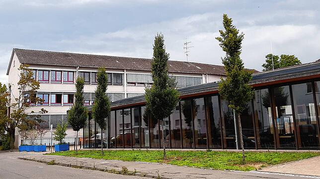 Blick auf den Altbau und die Mensa der Ratoldusschule in Radolfzell.