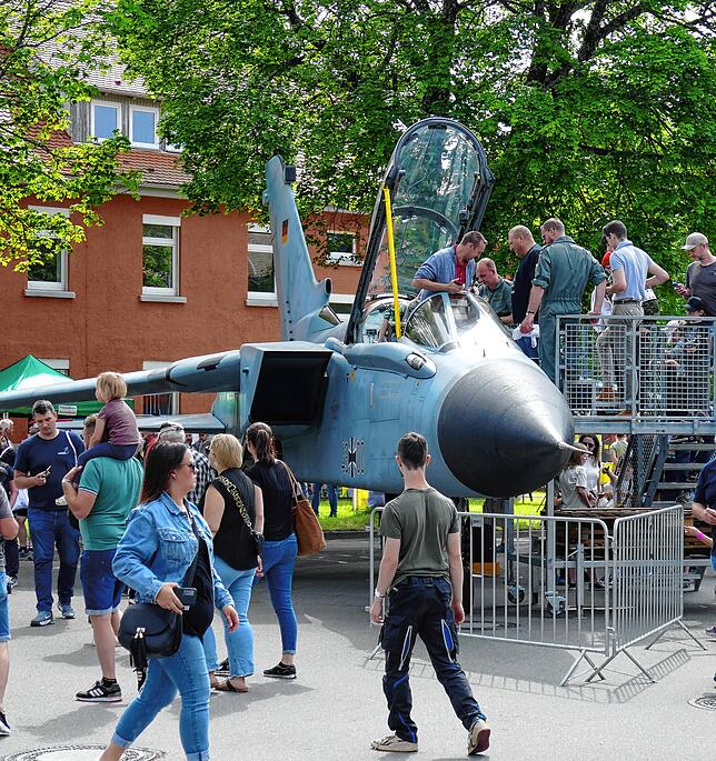Die Gäste standen Schlange, um einmal im Cockpit des Kampfjets Tornado zu sitzen.
