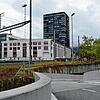 Die Padel-Hallen entstehen im hellen Gebäude mit den hohen Fenstern (Ansicht vom Bahnhof/Postgebäude her).