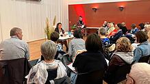 Sabine Schoch (stehend) dankte im Namen des Vereins Freunde Schloss Tiengen der Literaturreferentin Dorothée Grütering (am Tisch ...