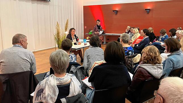 Sabine Schoch (stehend) dankte im Namen des Vereins Freunde Schloss Tiengen der Literaturreferentin Dorothée Grütering (am Tisch ...