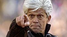 Werner Lorant, der frühere Trainer des TSV 1860 München, gestikuliert am 03.03.2000 am Spielfeldrand in München.