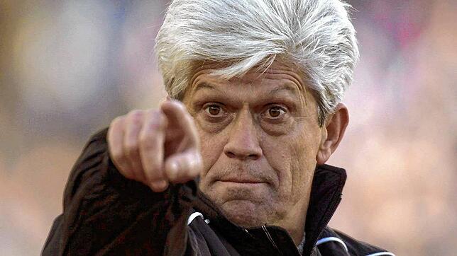 Werner Lorant, der frühere Trainer des TSV 1860 München, gestikuliert am 03.03.2000 am Spielfeldrand in München.