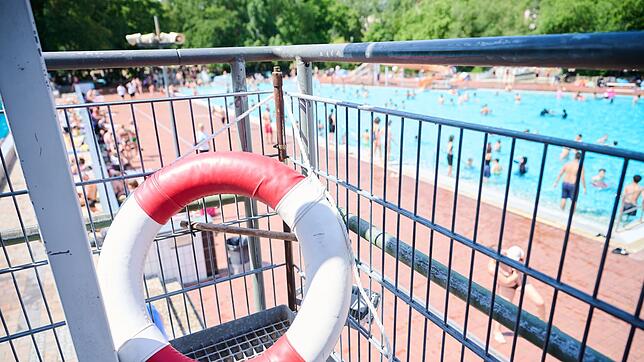 Sommerwetter Eine Frau hat in Baden-Württemberg einen Bademeister mit einer Flasche beworfen. (Symbolbild)