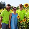 Die Familie Wildi hat 2007 erstmals ein Sonnenblumenfeld angelegt – und auch jetzt im Sommer 2025. Im Bild Benedikt Wildi, Claudia ...