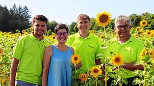 Die Familie Wildi hat 2007 erstmals ein Sonnenblumenfeld angelegt – und auch jetzt im Sommer 2025. Im Bild Benedikt Wildi, Claudia ...