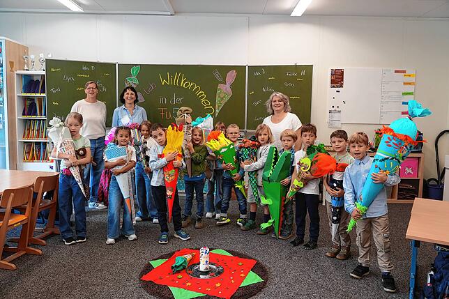 Michaela Hiller, Maike Glocker und Christine Deininger begrüßen 13 Kinder in der Familienklasse FU5b.