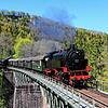 So kennen viele die Blumberger Sauschwänzlebahn, die hier über das Wutachviadukt dampft. Bild: Harald Becker