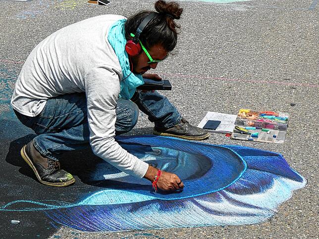 Der Profi Abraham Burciaga aus Mexiko besucht im Sommer mehrere Street-Art-Festivals in ganz Europa. Bild: Bernhard Lutz