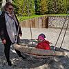 Ann-Kathrin Mädler und ihre fast zwei Jahre alte Tochter Luisa freuen sich, dass der große Spielplatz auf der Mainau wieder genutzt ...