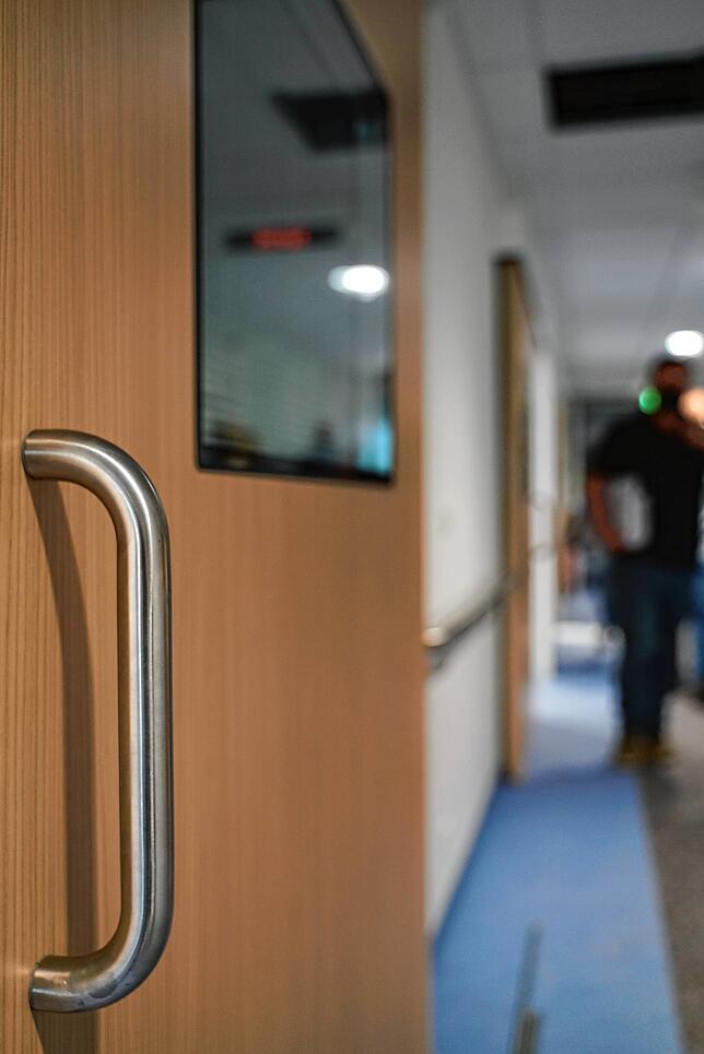 Die neuen Türen in Holzoptik sind charakteristisch für den Erweiterungsbau des Klinikums.