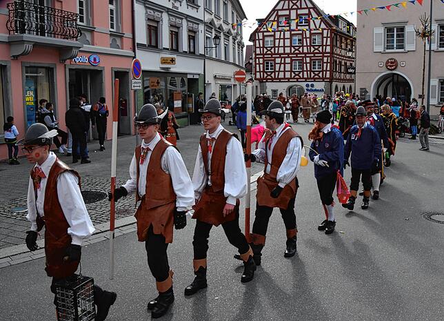 Bild 12: Bilder vom Narrenbaum-Umzug in Stockach mit Schaulustigen