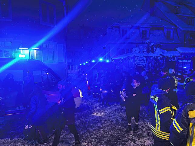 Schienenersatzverkehr von der Feuerwehr: Mehrere Mannschaftstransportwagen aus der Region helfen dabei, die Passagiere von Hüfingen nach ...