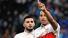 Stuttgarts Jamie Leweling (r) und Stuttgarts Deniz Undav reagieren nach dem Tor zum 0:2.