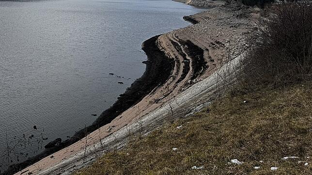 Der Schluchsee hat aktuell deutlich weniger Wasser. Unser Bild entstand Ende Februar und zeigt den Morast im Uferbereich.