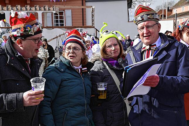 Ohne Fasnet gäbe es in Bad Dürrheim nur Radsport, singen die Zunftoberen, von links Maurice Struck, Bettina Fritz, Stefanie Martin und ...