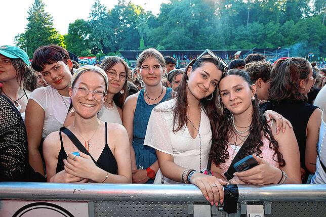 Bild 6: Festivalsommer startet – Fans feiern ausgelassen beim Campus-Festival