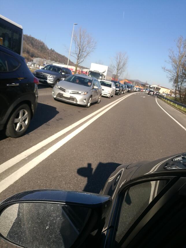 Der gesperrte Tunnel in Waldshut Stau sorgte für einen kilometer langen Stau auf der B 34. Auf diesem Foto steht der Verkehr zwischen ...