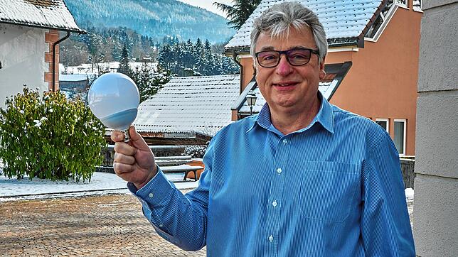 Sven Geiger kennt sich aus. Im Haushalt lässt sich vor allem mit LED-Leuchten der Stromverbrauch einfach reduzieren.