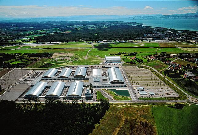 Die Neue Messe Friedrichshafen im Jahr 2002 aus der Vogelperspektive. Sieben Hallen und das große Foyer West stehen seit inzwischen 20 ...