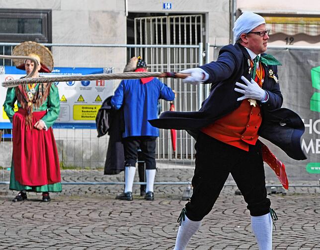 Bild 10: Große und kleine Hänsele ließen die Karbatschen in Überlingen knallen