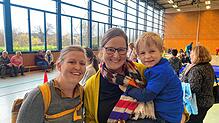 Yvonne Keller-Frank und Birgit Keller besuchen den „Tag des Kinderturnens“ mit ihrem vierjährigen Sohn Enno. Bilder: Natan Pawluczuk