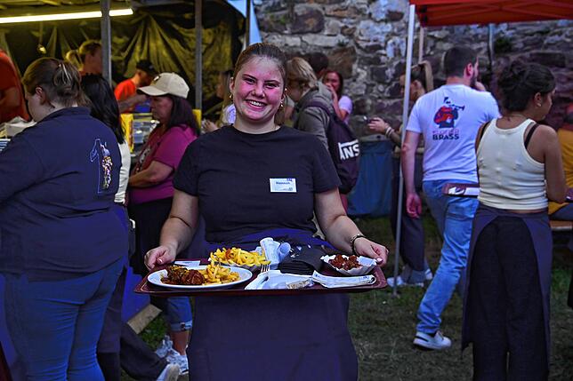 Bild 3: Die Narrozunft erwies sich wieder als perfekter Gastgeber beim Sommerfest im Spitalgarten.