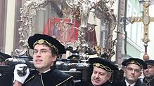 Es immer wieder ein erhebender Anblick, wenn der Reliquienschrein des Glaubenspatron, des Heiligen Fridolins, durch die Gassen der Bad ...
