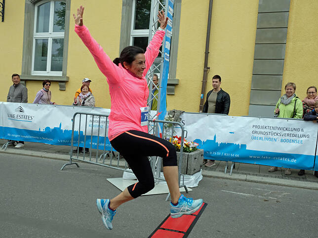 Auch nach 10 000 Metern noch Humor hat Cristina Otey aus Stuttgart, die nach einer Stunde quasi ins Ziel fliegt.