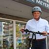 Nicht nur für den täglichen Weg zur Arbeit nutzt Claus Meyer seinen E-Roller, sondern auch für alle Besorgungen in der Innenstadt.
