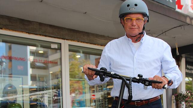 Nicht nur für den täglichen Weg zur Arbeit nutzt Claus Meyer seinen E-Roller, sondern auch für alle Besorgungen in der Innenstadt.
