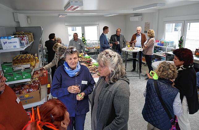 Besucher des Helferfestes im Radolfzeller Tafelladen.