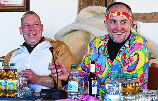 Artilleriekommandeur Kevin Freudenberger (links) und Schultes Maik Lehn haben gut lachen. Schließlich hat Narrenbürgermeister Uwe Stolz ...