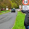Peter Weimer steht vor dem Schilderwald: Links das Ortsschild-Ende Bergheim, direkt danach das Tempo 70-Schild mit dem zusätzlichen ...