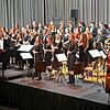 Die Musiker des Verbandsjugendorchesters Hochrhein und ihr Dirigent Julian Gibbons nehmen nach ihren Darbietungen den Beifall des ...