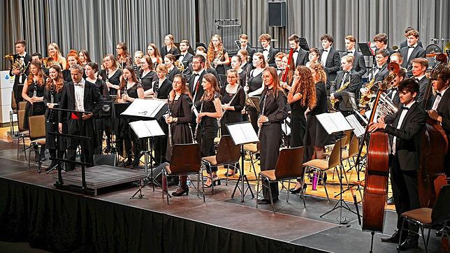 Die Musiker des Verbandsjugendorchesters Hochrhein und ihr Dirigent Julian Gibbons nehmen nach ihren Darbietungen den Beifall des ...
